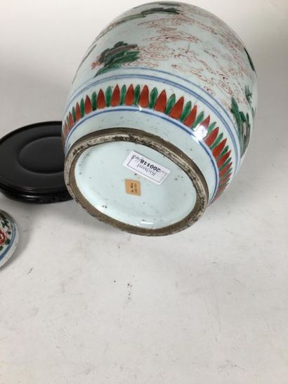 CHINE vase couvert famille verte
19ème
H...