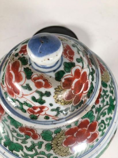 CHINE vase couvert famille verte
19ème
H...