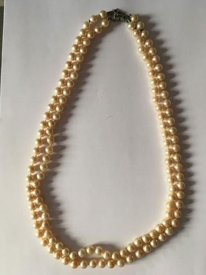 Un collier de perles de fantaisie double...