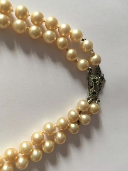 Un collier de perles de fantaisie double...