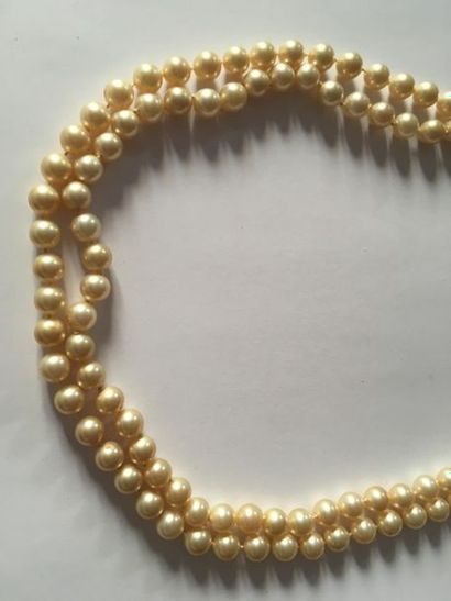 Un collier de perles de fantaisie double...