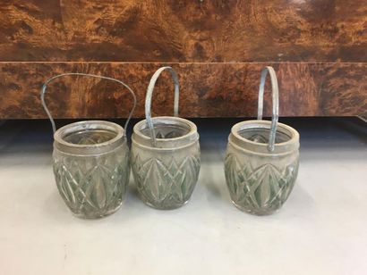 3 pots en verre taillé avec une anse
H :...