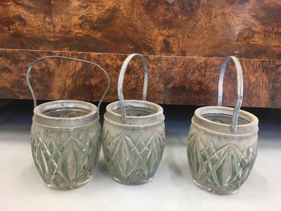 3 pots en verre taillé avec une anse
H :...