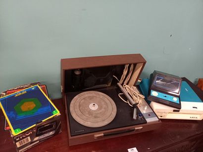 Mange disques enfants et tourne disque
Joint...