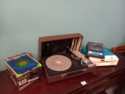 Mange disques enfants et tourne disque
Joint...