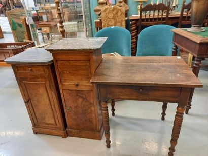 Petite table de salon avec un tiroir en ceinture...