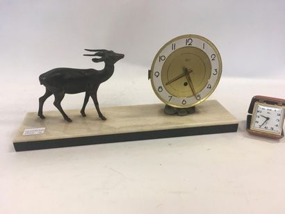 Pendule en albatre et marbre noir avec reveil...
