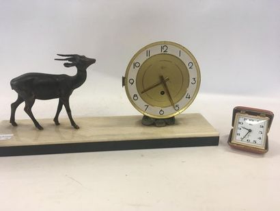 Pendule en albatre et marbre noir avec reveil...