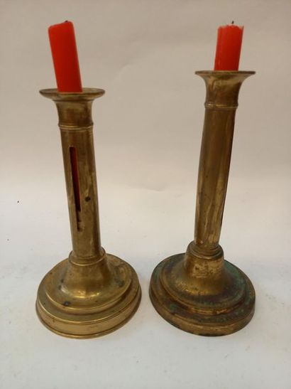 Paire de bougeoirs en bronze 
H : 22 cm