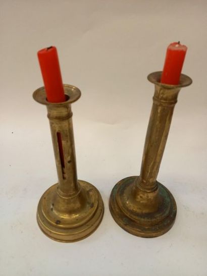 Paire de bougeoirs en bronze 
H : 22 cm