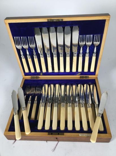 Ménagère anglaise en métal dans un coffret...