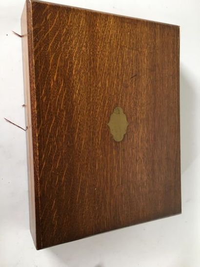 Ménagère anglaise en métal dans un coffret...