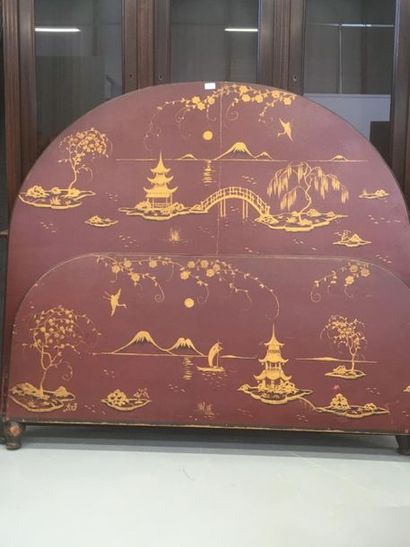 Lit en bois à décor de pagodes chinoises
146...