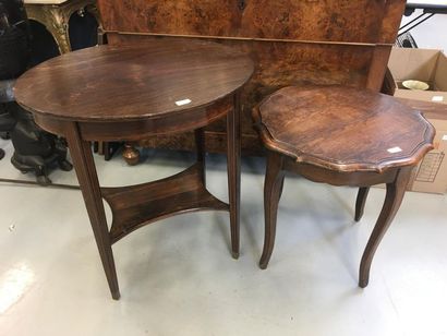 Une table à deux plateaux 
H : 76 L : 70...