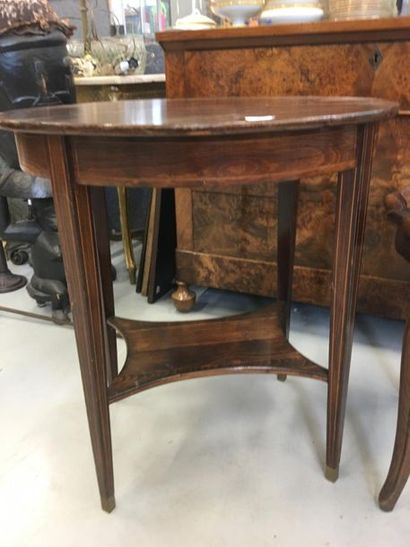 Une table à deux plateaux 
H : 76 L : 70...