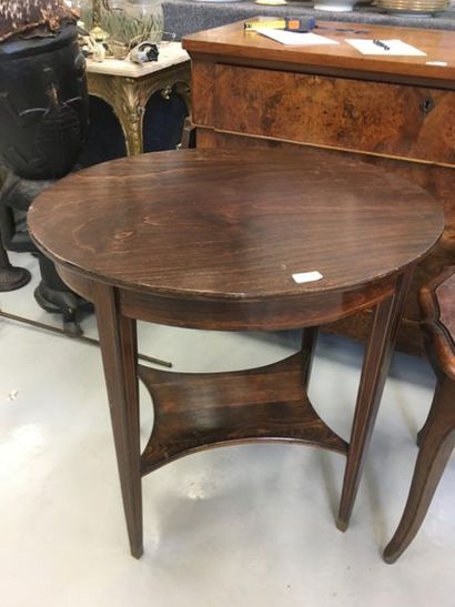 Une table à deux plateaux 
H : 76 L : 70...