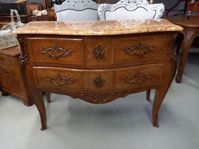 Commode de style Louis XV ouvrant par trois...