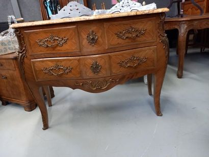 Commode de style Louis XV ouvrant par trois...