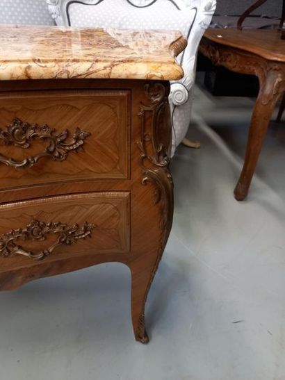 Commode de style Louis XV ouvrant par trois...