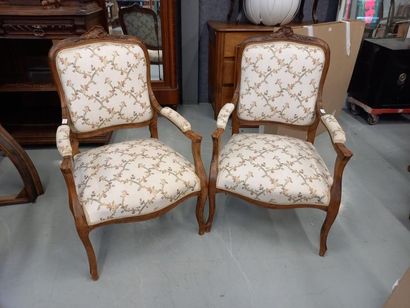 Paire de fauteuils de style