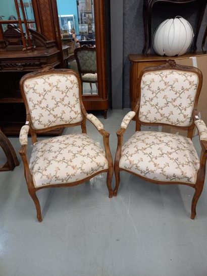 Paire de fauteuils de style