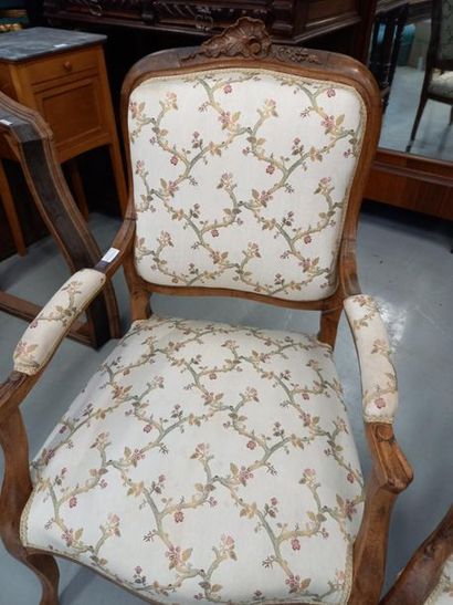 Paire de fauteuils de style