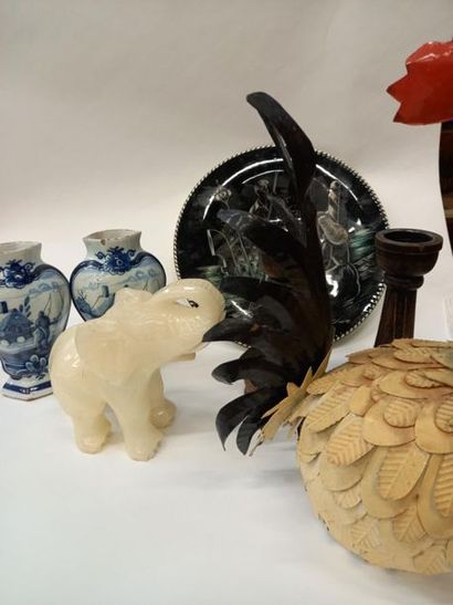 Lot de bibelots dont éléphant en pierre dure,...