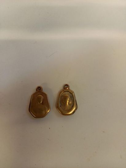 Deux médailllons reliqauire en laiton porte...
