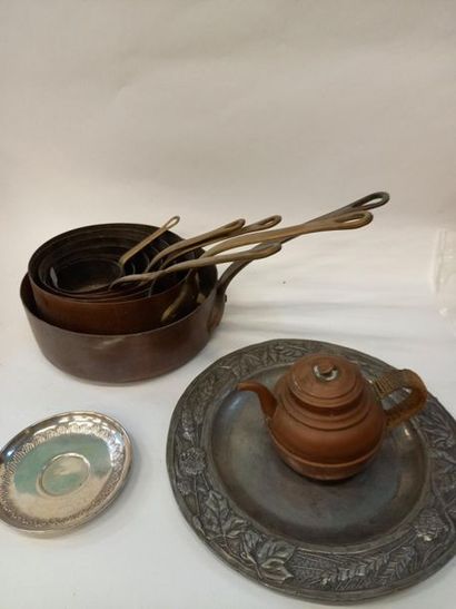 Lot de bibelots dont batterie de casseroles...