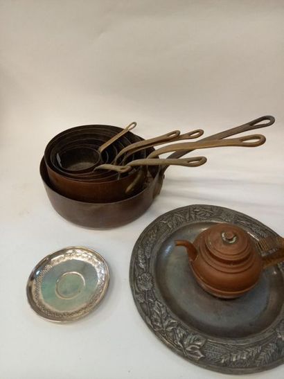 Lot de bibelots dont batterie de casseroles...