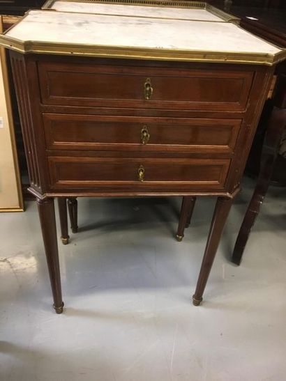Petite table de salon plateau marbre trois...