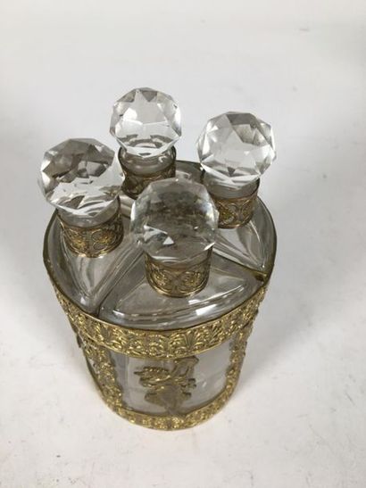 Trois flacons à sel en verre et laiton