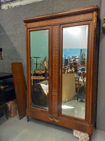 Armoire à glace de style Louis XV en bois...