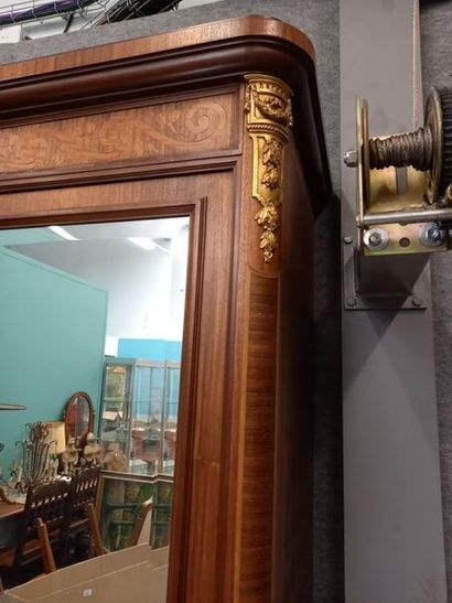 Armoire à glace de style Louis XV en bois...