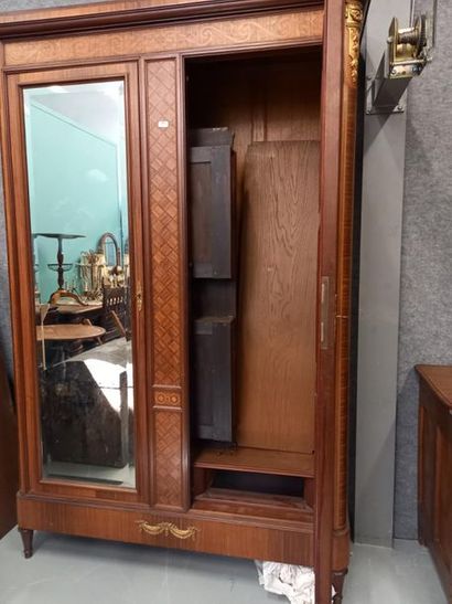 Armoire à glace de style Louis XV en bois...