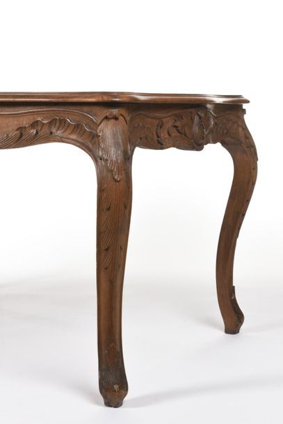 Table de salon en noyer mouluré et sculpté...