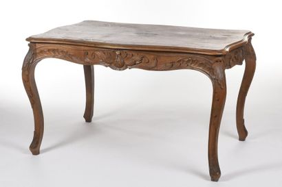 Table de salon en noyer mouluré et sculpté...