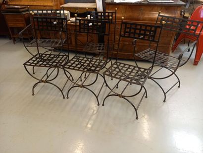 Suite de quatre chaises et deux fauteuils...