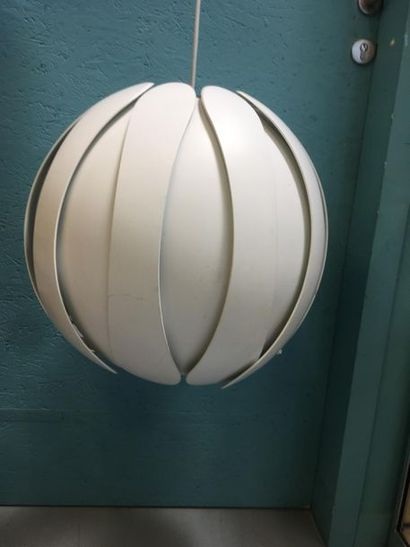 Suspension blanche
Lamelles formant un globe
H...