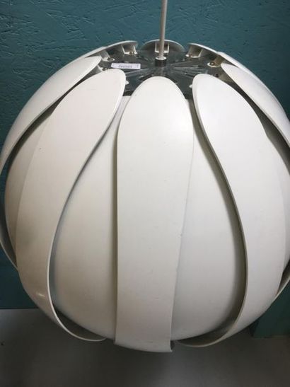 Suspension blanche
Lamelles formant un globe
H...