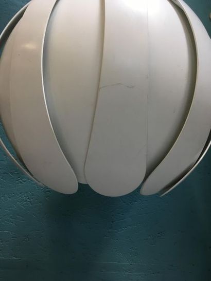 Suspension blanche
Lamelles formant un globe
H...