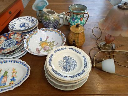 Lot de faiences dont assiettes, pichet, vases,...