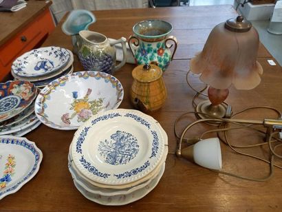 Lot de faiences dont assiettes, pichet, vases,...