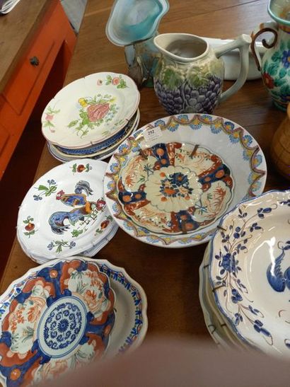 Lot de faiences dont assiettes, pichet, vases,...