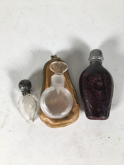 Trois flacons à sel en verre