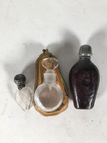 Trois flacons à sel en verre