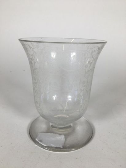 Baccarat un vase en cristal petit ferronnerie
H...