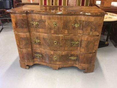 Commode galbée en bois de placage
Travail...
