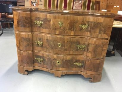 Commode galbée en bois de placage
Travail...