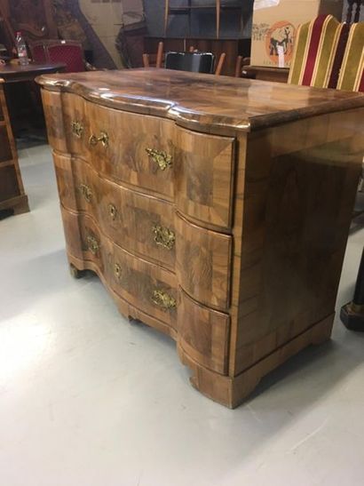 Commode galbée en bois de placage
Travail...